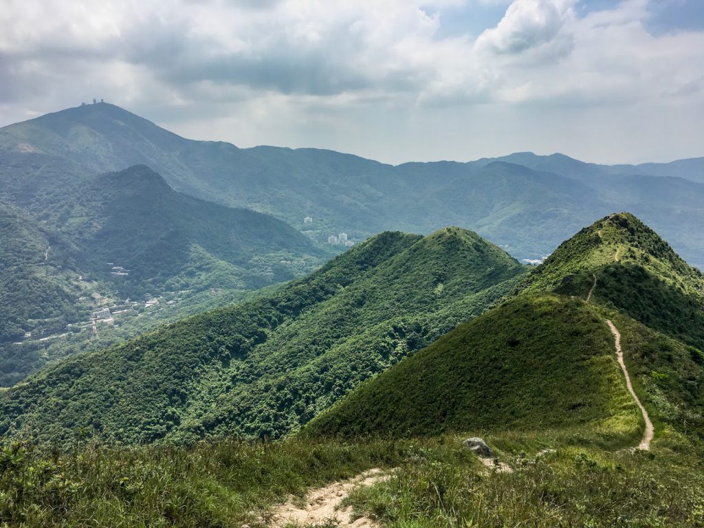 山巒起伏，氣勢磅礡的風光是香江獨有