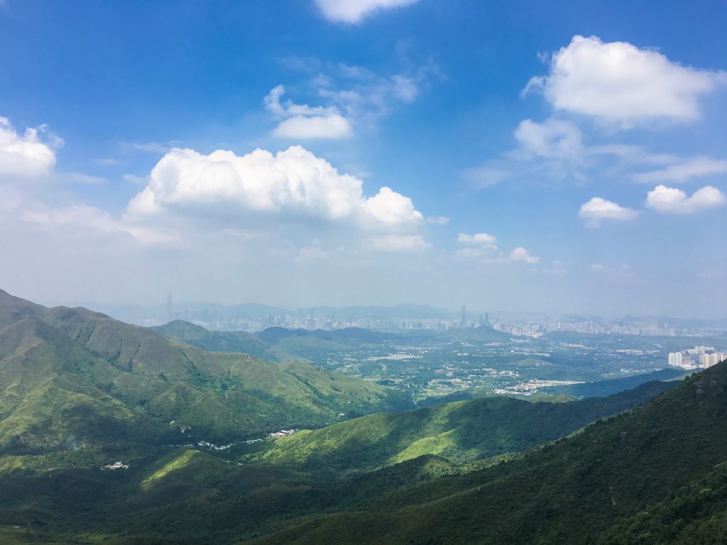 白雲點點，綠茵斑斑