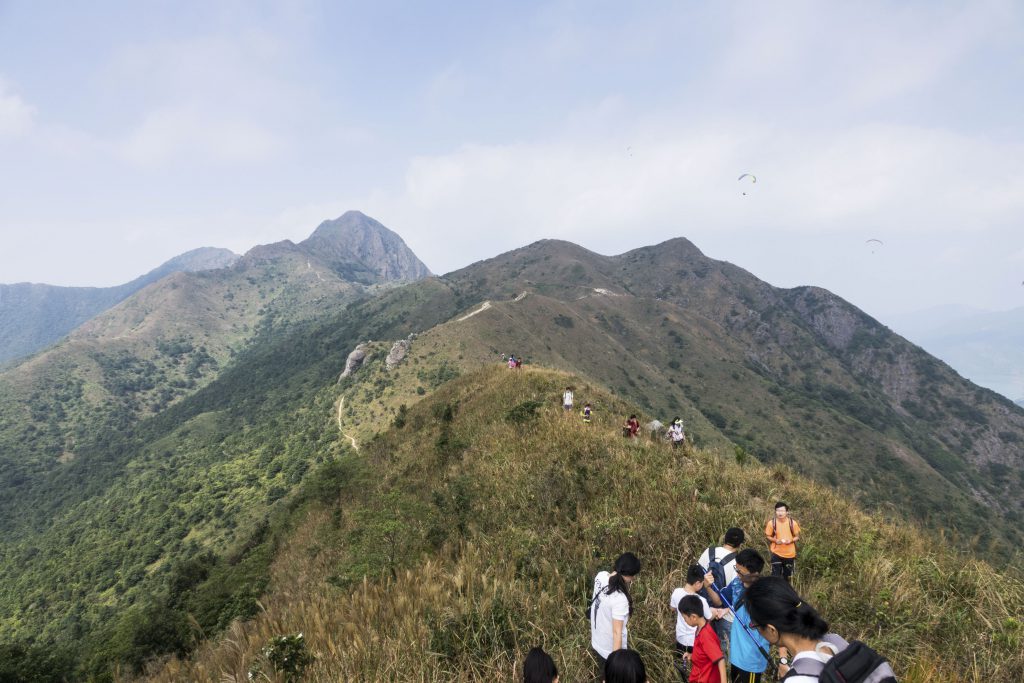 假日的大金鐘山頂，人流可媲美金鐘