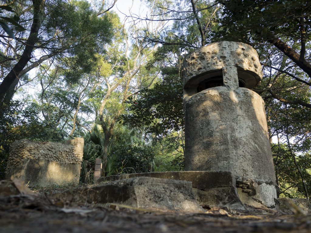 整個水泥碉堡的弱點就是通風管道，日軍就是從這處投進手榴彈，瓦解守軍防衛