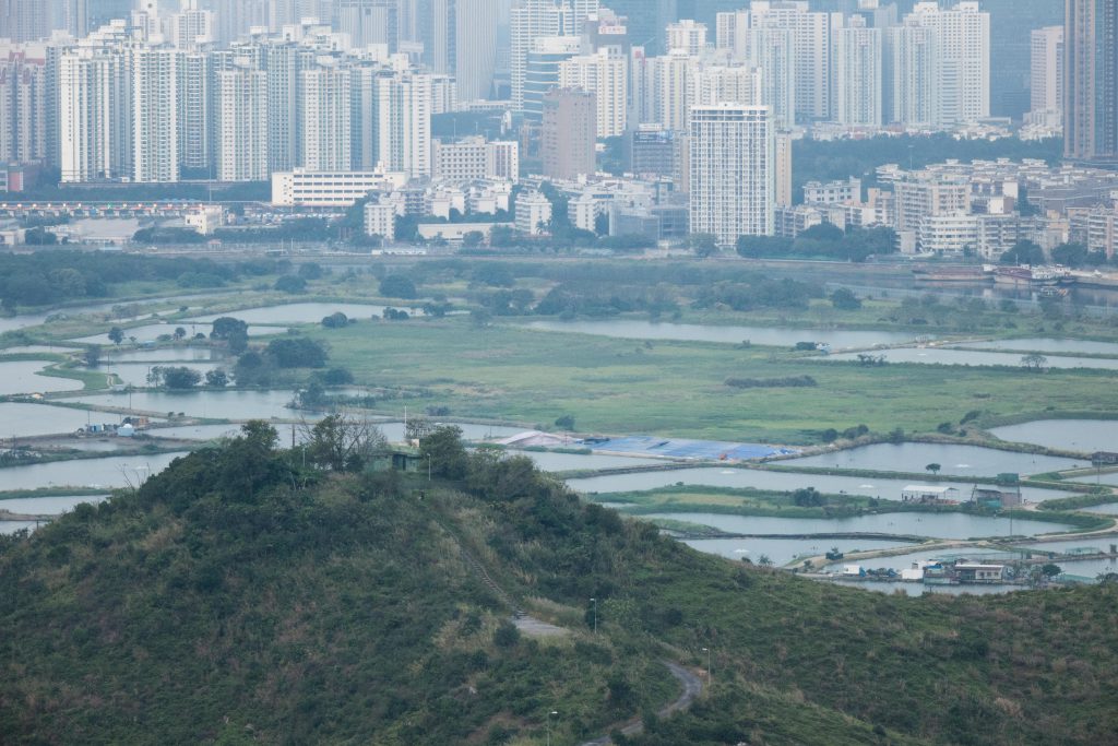 遙望遠處的麥景陶碉堡