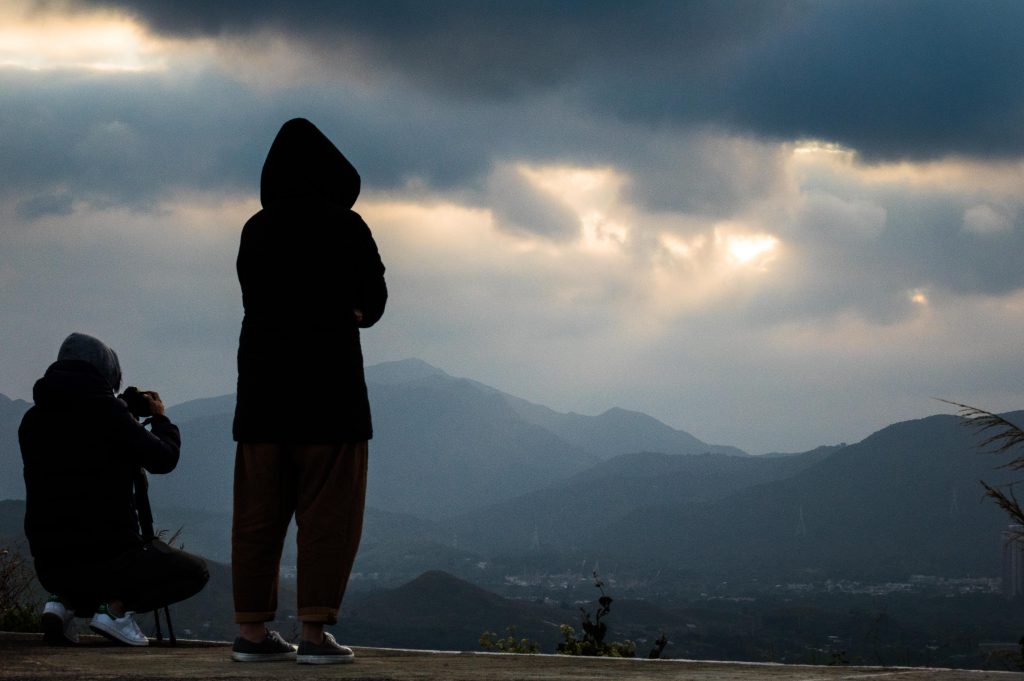 過了日出時間，太陽被密雲遮蔽著。陽光只能間歇地從雲隙之中透出來