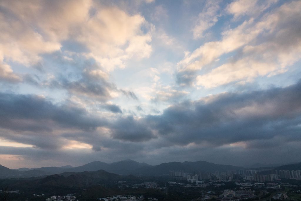 日出之前，天空仍是滿佈密雲，食白果的機會甚大。