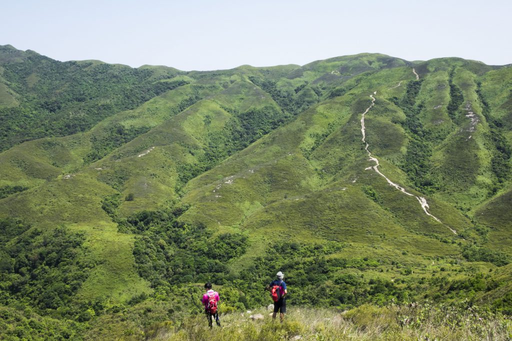 登龜頭嶺時，回望背後的屏風山