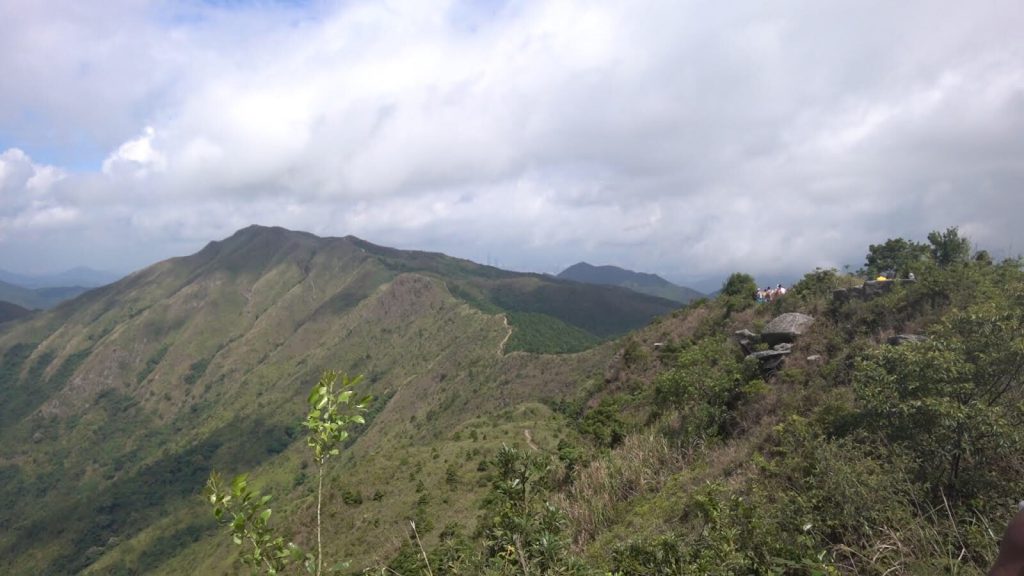 辛酸過後有艇搭。大雨過後，天朗氣清，八仙嶺諸峰清楚可見。