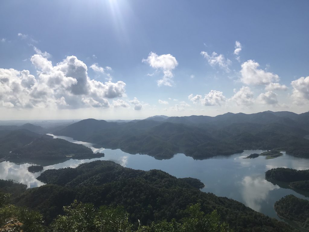 爬到上頂峰，可以一覽整個長江水庫。我覺得它有點似城門水塘呢！