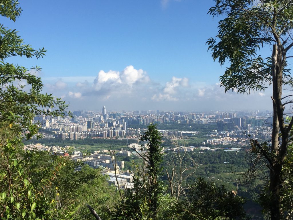 在山頂往左邊望去，可以一覽中山市區