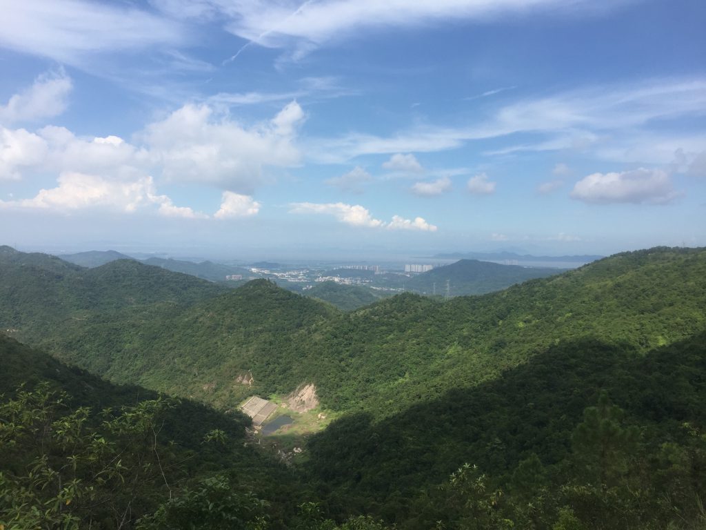 遠處的山脈起伏不斷，你會明白為什麼即使路線不長，但攀升巨大。