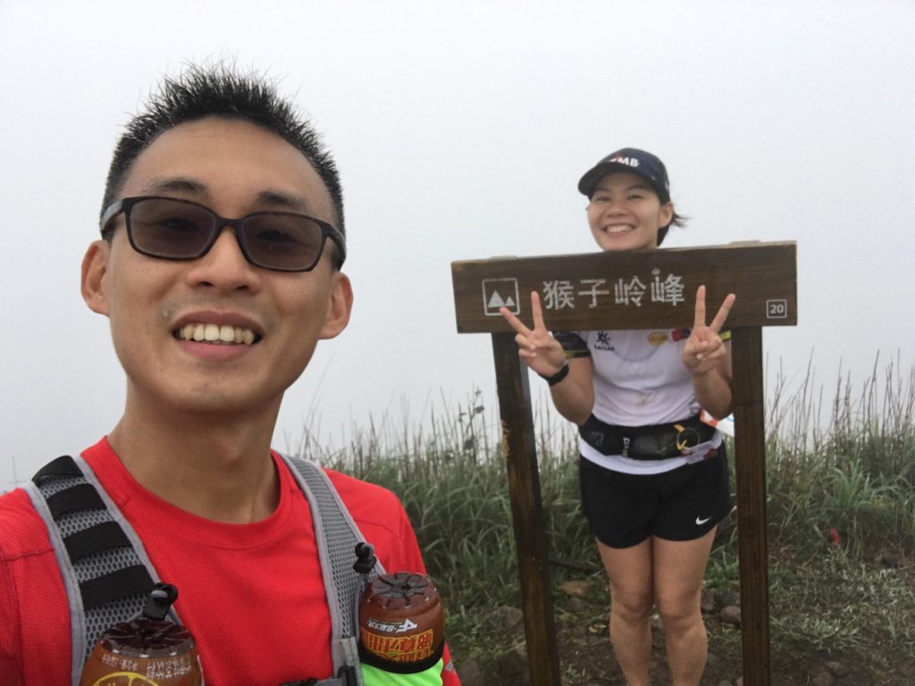 我們在全段最高點：天堂嶺，猴子嶺峰合照。不過山頂太冷，我們沒有停太久。