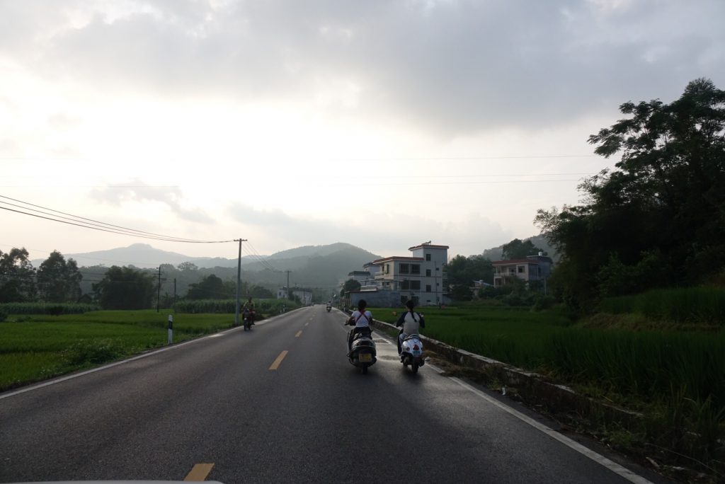 沿路兩邊只是農村，偶爾有當地居民出入。