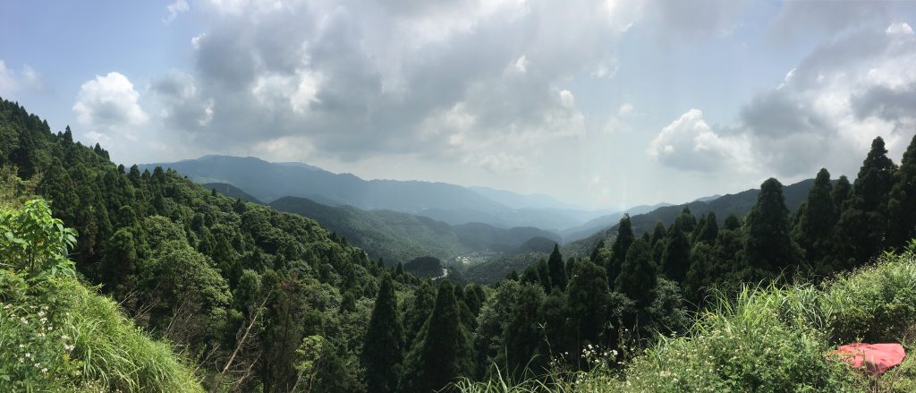 大容山國家公園內的高山。山頂上可見到有大風車作發電。