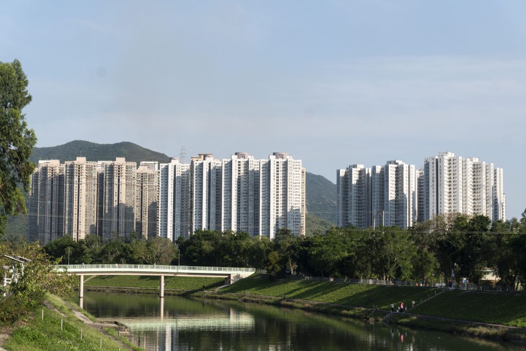 梧桐河兩岸都是住宅，當區居民都愛來散步。