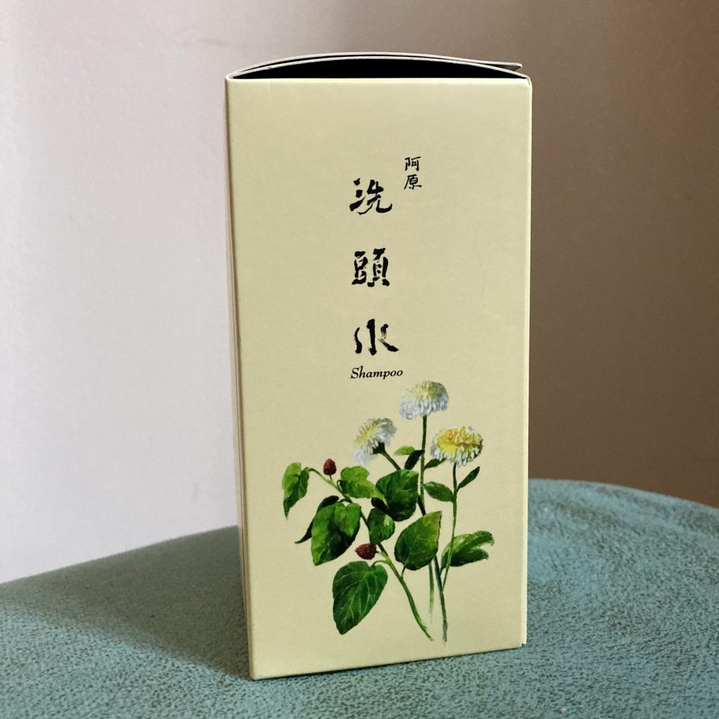 乾燥頭皮洗頭水：阿原桑菊花洗髮水，包裝簡約，外面有顯示出桑葉和菊花圖片