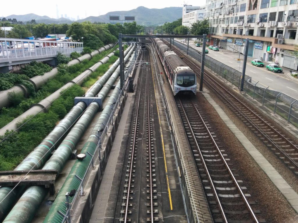 由今天起，火車可以一程由羅湖落馬州坐到去港島金鐘站，無須再轉車。 